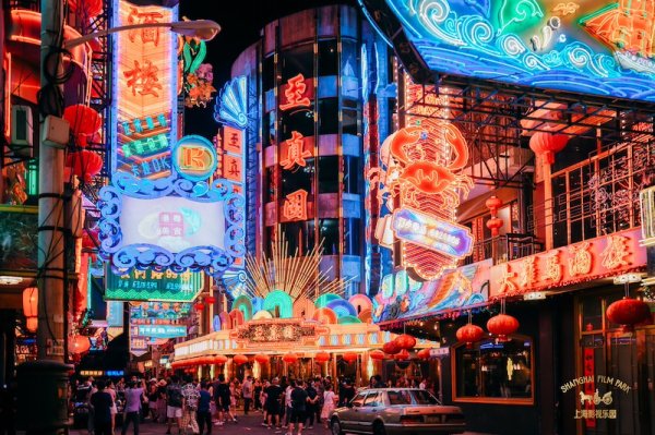 诚利和 《繁花》“黄河路”开街，沉浸式体验90年代霓虹夜景